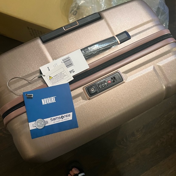 NOVAIRE Samsonite Large Spinner - Picture 3 of 8